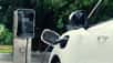 Le marché des voitures électriques devient plus attractif, avec des modèles accessibles aussi bien en neuf qu’en occasion. Loin d’être réservée aux budgets élevés, l’électrique séduit désormais un public plus large, à la recherche d’un véhicule fiable, économique, silencieux, moins polluant et adapté aux trajets quotidiens. La boîte automatique fait également partie des nombreux atouts qui séduisent dans l’achat d’une voiture électrique.