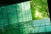 Des chercheurs ont mis au point un revêtement de refroidissement radiatif passif qui permettrait de réduire de 60 % l'énergie nécessaire pour refroidir un bâtiment dont la température ambiante pourrait alors baisser de 3,5 à 4 °C. En outre, la grande réflectance solaire de ce verre réfrigérant microporeux renverrait vers l'espace de grandes quantité de rayonnement solaire.