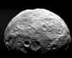 De nouvelles mesures concernant des météorites en provenance de l'astéroïde Vesta laissent penser que de nombreuses coulées de lave y étaient produites par des volcans pendant au moins les 30 premiers millions d'années de son existence. C'est plus long que ce que prévoyaient des modèles et incite à repenser l'histoire du volcanisme précoce dans le Système solaire il y a plus de 4,5 milliards d'années.