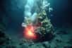 L’idée que la vie soit apparue au niveau des sources hydrothermales, au fond des océans primitifs, est de plus en plus privilégiée. Une hypothèse qui est d’ailleurs renforcée par une nouvelle étude portant sur des roches âgées de 3,5 milliards d’années. Des chercheurs y ont en effet découvert des minéraux à la structure particulière, qui auraient pu servir de chaîne d’assemblage aux premières molécules organiques complexes !