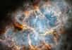 Le télescope spatial James-Webb a pris le relais de Hubble pour observer Messier 1, le mythique reste de supernova de la nébuleuse du Crabe avec son pulsar. En observant dans l'infrarouge mieux que Hubble, le James-Webb révèle des détails inédits de cette nébuleuse comme la présence de poussières, détails qui vont aider à mieux comprendre la nature et la dynamique dans le temps des restes de supernovae en cours de dissipation, là où sont aussi accélérés des rayons cosmiques.