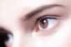 Vous avez des yeux marron et le blues pendant la période hivernale ? Ne cherchez plus, il y a peut-être un lien entre les deux ! Les yeux sombres, qui sont moins sensibles à la lumière que les yeux clairs, semblent associés à un risque plus important de dépression saisonnière.