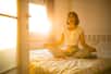 Luttez-vous contre les nuits blanches malgré les somnifères ? Une étude de Harvard révèle que le yoga pourrait être votre meilleur allié contre l'insomnie. Cette pratique ancestrale offre des résultats supérieurs aux médicaments, sans effets secondaires. Découvrez comment quelques postures simples peuvent transformer votre sommeil.