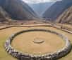 Perché sur un plateau péruvien, à 3 000 mètres d'altitude, un cercle de mégalithes attire l'attention des archéologues depuis maintenant une dizaine d'années. Vieille de presque 5 000 ans, cette construction ferait partie des premières structures rituelles construites par les sociétés semi-nomades du Pérou à cette époque.