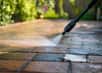 Vous cherchez un moyen rapide et efficace pour redonner un coup de propre à votre terrasse, vos extérieurs ou votre voiture, sans exploser votre budget ? Les nettoyeurs haute pression offrent aujourd’hui de très bonnes performances, même pour un usage ponctuel ou domestique. Découvrez notre sélection des meilleurs modèles économiques pour un nettoyage en profondeur sans vous ruiner.