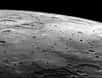 Pourquoi la surface de Mercure est-elle plus sombre que celle de la Lune alors qu'elle ne le devrait pas ? Une équipe de planétologues pense avoir trouvé une réponse possible. Elle se trouverait au niveau de la matière cométaire, riche en carbone, qui bombarde la surface de Mercure depuis des milliards d'années.