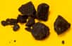 Le 22 avril 2012, non loin de Sutter’s Mill, un site associé à la ruée vers l'or en Californie, un corps céleste dont la masse est estimée à plusieurs dizaines de tonnes s'est désintégré dans l'atmosphère. Les fragments découverts au sol sont ceux d'une météorite faisant partie des chondrites carbonées. Leur analyse vient de révéler des molécules organiques jamais vues dans les autres météorites. La chimie prébiotique à l'origine de la vie sur Terre a donc pu commencer avec un éventail de molécules plus riche que ce que l'on pensait.