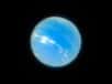 On pourrait penser que cette image de la planète a été acquise par le télescope spatial Hubble. Et bien non. Nous la devons au Very Large Télescope de l'ESO, le VLT, qui utilise un nouveau dispositif d’optique adaptative et génère des images d’une très grande définition. Cette optique adoptive, basée sur la tomographie laser, vient de réaliser ses premières lumières en observant plusieurs objets du ciel dont Neptune.