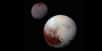 Un an après son survol historique de Pluton, le 14 juillet 2015, la sonde New Horizons méritait ce bilan, en forme de tour d'horizon de ses plus belles découvertes. Aujourd'hui, le petit vaisseau poursuit sa route à vive allure en direction d’un autre objet de la ceinture de Kuiper, bien au-delà de Neptune.
