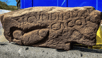 La pierre gravée de l'inscription « Secundinus cacor » et du dessin d'un&nbsp;pénis laisse peu de place au doute quant à la qualité des relations entre l'auteur et le destinataire. © Vindolanda Charitable Trust