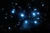 Une vue de l'amas ouvert des jeunes étoiles des Pléiades. © cnes