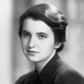 Chimiste, biologiste moléculaire et cristallographe, Rosalind Franklin est célèbre pour ses travaux sur le charbon et les virus. Ses photographies de l’ADN par cristallographie aux rayons X ne sont pas moins célèbres et ont largement contribué à la découverte de la structure à double hélice de la molécule. Son rôle, cependant, n’a pas été récompensé par un prix Nobel.
Rosalind Elsie Franklin naît le 25 juillet 1920 à Notting Hill, à Londres, dans une riche famille juive, Élève brillante, Rosalind Franklin réalise un parcours exemplaire tout au long de sa scolarité. Elle a la chance d’intégrer à 11 ans le St Paul’s Girls’ School, un des seuls établissements de Londres où la physique et la chimique sont enseignées aux jeunes filles. Là, elle montre ses talents pour ces matières, ainsi que pour le latin et le français, qu’elle apprendra à parler couramment. En 1938, elle passe avec brio son examen de fin de scolarité et obtient une bourse universitaire.
Rosalind Franklin est née en 1920 dans une famille influente. Son père était banquier d'affaires et professeur au Working Men’s College, un des premiers établissements de formation continue du Royaume-Uni et d’Europe, dont il deviendra ensuite le vice-principal. © A Other, Flickr
En cette première moitié du XXe siècle marquée par la montée du nazisme et la guerre, la vie de Rosalind Franklin est influencée par ces évènements. Sa famille accueille des jeunes réfugiés juifs fuyant l’Allemagne et l’Europe de l’est grâce au programme de secours Kindertransport (transport d’enfants, en allemand). Son père lui intime de céder sa bourse universitaire à un réfugié, ce qui n’empêchera pas Rosalind Franklin d’intégrer le Newham College, à l’université de Cambridge, afin d’y étudier la chimie.
Elle obtient son PhD en 1945 pour ses travaux sur la porosité du charbon, qui contribueront à la classification des charbons et permettront de déterminer leur intérêt industriel en ce contexte de guerre, notamment dans la production de carburants et de masques à gaz.
Les photographies historiques de l’ADN aux rayons X
Après la guerre, Rosalind Franklin se rend en France grâce à une réfugiée nommée Adrienne Weill, ancienne étudiante de l’université Pierre et Marie Curie, qu’elle avait rencontrée à Cambridge. En 1947, elle a l’opportunité d’entrer au Laboratoire central des services chimiques, à Paris, où elle se forme à la cristallographie aux rayons X, aussi appelé diffractométrie aux rayons X, aux côtés de Jacques Mering, spécialiste du domaine. Elle se sert de ces nouvelles connaissances pour poursuivre ses recherches sur le charbon, notamment sur le passage du charbon au graphite. 
De retour à Londres, Rosalind Franklin intègre le King’s College en 1951. Affectée au département de biophysique, elle met à profit son expertise en cristallographie aux rayons X pour étudier l’ADN. Elle vient alors prêter main forte à Maurice Wilkins et Raymond Gosling, un doctorant, qui avaient déjà effectué des travaux de diffraction sur cette molécule, en améliorant considérablement la technique utilisée. Mais des tensions s’installent entre Franklin et Wilkins…
Dans ce contexte, Rosalind Franklin et Raymond Gosling découvrent les deux conformations de la molécule d’ADN, qu’elle nommera A et B. Les deux chercheurs réalisent également de superbes clichés de l’ADN par diffractométrie aux rayons X, qui permettront d’identifier la structure à double hélice. Ainsi, en 1953, Rosalind Franklin arrive à la conclusion que les deux conformations de l’ADN présentent une telle structure et commence à les décrire dans des articles scientifiques.
Les clichés de l’ADN obtenus par cristallographie aux rayons X ont contribué à révéler la structure à double hélice de la molécule. © I. C. Baianu et al., 1994, Wikimedia Commons
Les travaux de Rosalind Franklin ont été écartés
Au King’s College, Maurice Wilkins poursuit ses recherches sur l’ADN B en parallèle des travaux de Rosalind Franklin, de même que James Watson et Francis Crick à l’université de Cambridge. Ces derniers s’appuient largement sur les découvertes effectuées par Rosalind Franklin et Maurice Wilkins pour construire un modèle moléculaire de l’ADN.
En mars 1953, Rosalind Franklin quitte le King’s College pour le Birckbeck College. Ses travaux sur l’ADN sont alors aboutis, mais ils doivent rester au King’s College, sur ordre du directeur. De leur côté, James Watson et Francis Crick publient leur modèle dans Nature en avril 1953. Les travaux antérieurs de Rosalind Franklin et Maurice Wilkins ne seront publiés que plus tard, comme en soutien au modèle de Crick et Watson.
Par un concours de circonstances, Rosalind Franklin sera ainsi écartée de la découverte de la structure à double hélice de l’ADN. Les tensions avec les autres chercheurs, d’une part, et sa position sceptique et prudente envers le modèle proposé par Crick et Watson, sont un début d’explication. Maurice Wilkins, James Watson et Francis Crick ont quant à eux accepté de collaborer. Il apparaît aussi que les travaux de Rosalind Franklin ont été utilisés à son insu après son départ du King’s College.
Rosalind Franklin a étudié les virus de la mosaïque du tabac, infectant les plants de tabac, par diffractométrie aux rayons X. On les voit ici, ces virus, teintés aux métaux lourds pour être rendus visibles au microscope électronique à transmission. Grossissement 160.000. © Wikimedia Commons
Disparue avant un possible Nobel
Au Birckbeck College, Rosalind Franklin entame des recherches sur l’ARN et sur les virus. Elle étudie notamment le virus de la mosaïque du tabac, toujours par diffractométrie aux rayons X. Elle découvre notamment que tous les virus de ce type ont la même longueur et qu’ils possèdent un unique brin. Par la suite, elle travaille également sur le virus de la mosaïque du concombre, le virus de la mosaïque jaune du navet, puis s’intéresse aux virus affectant les animaux et commence à étudier la structure des poliovirus (voir ses publications).
Dès 1956, la santé de Rosalind Franklin se dégrade en raison d’un cancer de l’ovaire. Après plusieurs traitements, elle décède finalement le 16 avril 1958 à Chelsea, à Londres, à seulement 38 ans.
En 1962, ses collègues James Watson, Francis Crick et Maurice Wilkins obtiennent le prix Nobel pour la découverte de la structure à double hélice de l’ADN. Rosalind Franklin, malgré son rôle primordial, ne sera malheureusement pas récompensée. Au-delà des tensions existant entre les chercheurs du vivant de Rosalind Franklin, cet « oubli » vient aussi du fait que le prix Nobel ne peut être attribué à titre posthume.