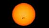 Le Soleil orné d’une énorme tache mesurant près de 80.000 km de diamètre, qui rehausse son pic d’activité plutôt décevant de 2014. © Nasa, SDO