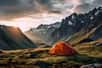 Une tente de camping est indispensable pour une randonnée de plusieurs jours © MrJeans, Adobe Stock