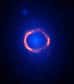Dans le cadre de la long baseline campaign du réseau d’antennes Alma, des chercheurs ont pu observer avec une résolution inégalée un remarquable anneau d’Einstein, quasiment parfait, produit par un effet de lentille gravitationnelle. On distingue la lumière rougissante des poussières contenues dans la galaxie déformée, distante de 12 milliards d’années-lumière soit dans l’enfance de l’Univers.