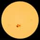 Depuis le début de cette semaine, le Soleil arbore une tache sombre géante, d’une taille équivalente à celle de Jupiter ! AR 2192 a produit deux puissantes éruptions.