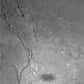 Sur une des images en haute résolution prises avec la caméra à angle étroit d’Osiris, on aperçoit l’ombre de Rosetta sur la surface du noyau de la comète « Tchouri ». À ce moment-là, le 14 février 2015, la sonde spatiale européenne survolait l’astre à environ 6 kilomètres de sa surface et 347 millions de kilomètres du Soleil. Le niveau de détail est sans précédent.
