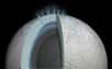 Autour de Saturne, la petite lune Encelade – connue pour ses geysers découverts en 2005 – posséderait une activité hydrothermale au fond de son océan, comme le suggère une nouvelle étude publiée dans Nature. Durant 4 ans, les chercheurs ont étudié les minuscules grains de silice détectés par la mission Cassini pour arriver à cette conclusion. Chaleur, eau et minéraux : tous les ingrédients sont réunis à l’intérieur de ce petit monde glacé pour que la vie puisse exister.