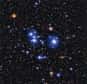 Cette image spectaculaire de l’amas d’étoiles Messier 47 a été acquise au moyen de la caméra à grand champ qui équipe le télescope de 2,2 mètres à l’Observatoire de La Silla, au Chili. Ce jeune amas ouvert est principalement composé de brillantes étoiles bleues, mais quelques géantes rouges s’en détachent aussi clairement.