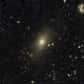 De nouvelles observations effectuées avec le VLT ont révélé que la galaxie elliptique géante Messier 87 a complètement absorbé une galaxie de taille moyenne au cours des derniers milliards d’années. Pour la première fois, une équipe d’astronomes a pu suivre les mouvements de 300 nébuleuses planétaires brillantes qui témoignent de la survenue de cet événement. Elle a par ailleurs découvert les traces d’un excès de lumière en provenance des restes épars de la victime.