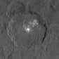 Depuis la mi-août, Dawn survole Cérès à seulement 1.470 km d’altitude, triplant la résolution des images. Le cratère Occator et ses célèbres taches blanches n'avaient jamais encore été imagé avec autant de détails. Pourtant, on ne sait toujours pas de quoi elles sont faites...