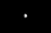 La sonde spatiale Dawn arrive en vue de Cérès, autour de laquelle elle s’inséra en orbite en mars 2015, et partage ses premières images de la planète naine, à 1,2 million de km de distance.