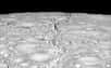 Cassini vient de réaliser le premier de ses trois derniers survols d’Encelade. C’est la première fois que la sonde spatiale photographie les régions du pôle nord de ce petit satellite naturel de Saturne qui arbore des geysers au sud et cache vraisemblablement un océan d’eau liquide sous sa surface.