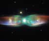 Nouveau portrait haut en couleur de la nébuleuse planétaire PN M2-9 surnommée la nébuleuse des jets jumeaux. Évoquant aussi un papillon, cette image d’Hubble montre des détails des motifs intrinsèques de ses ailes. En réalité, il s’agit d’une nébuleuse bipolaire et c’est le couple d’étoiles en son sein qui crée cette complexité.