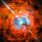 Des observations effectuées depuis les observatoires de La Silla et de Paranal au Chili ont pour la première fois établi un lien formel entre un sursaut gamma de très longue durée (plus de 7 heures !) et une explosion de supernova particulièrement lumineuse. Il est ainsi apparu que cette supernova n’était pas alimentée par l’énergie issue de désintégrations radioactives, mais par celle produite lors de la désagrégation de champs magnétiques ultrapuissants autour d’un objet exotique baptisé magnétar.