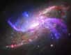 Dans notre voisinage cosmique, la galaxie spirale Messier 106 montre d’impressionnantes extensions de gaz chauffées à plusieurs millions de degrés, occasionnés par les jets énergétiques du trou noir supermassif caché au centre de la galaxie. Se vidant peu à peu de sa matière première essentielle à la formation de nouvelles étoiles, M106 vit une transition vers une catégorie de galaxie plus stérile dite lenticulaire.