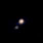 Après neuf années de voyage et 4,8 milliards de km parcourus à grande vitesse, New Horizons arrive aux portes de Pluton. Le 9 avril, à quelque 115 millions de kilomètres de la planète naine, la sonde de la Nasa a réalisé un cliché couleur inédit. Cette mission qualifiée d’historique par les chercheurs est la première à approcher d’aussi près cet objet complexe de la ceinture de Kuiper. La moisson d’informations promet d’être belle.