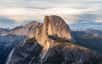 Le spectaculaire demi-dôme du Parc du Yosemite aux États-Unis est un batholite mis à l’affleurement par l’érosion © Diliff, Wikimedia Commons, CC by-sa 3.0