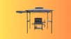 Rien ne vaut le plaisir de partager des grillades en famille, confortablement installé sous un abri pensé pour les moments conviviaux en plein air. Idéale pour profiter pleinement de vos barbecues sans souffrir de la chaleur, cette tonnelle est en promo à l'occasion des soldes d'été.