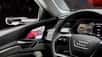 Le SUV électrique Audi e-tron qui doit être commercialisé en fin d’année proposera en option un système de caméras et d’écran Oled à la place des rétroviseurs droit et gauche. Découvrez cet étonnant système en vidéo.