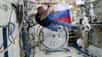 Cette vidéo diffusée par Roscosmos montre les Russes Anton Chkaplerov et Oleg Artemiev, deux cosmonautes, jouer avec un ballon de foot. Rapporté sur Terre, ce dernier pourrait être utilisé lors de la Coupe du monde 2018, en Russie. Une occasion de voir un jeu de balle en impesanteur.