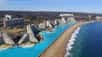 Au Chili, la piscine d'Algarrobo possède une plage d'un kilomètre de long et contient l'équivalent de 80 piscines olympiques. Survolée par drone, ses dimensions sont encore plus impressionnantes.