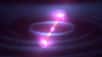 Les sursauts gamma sont les évènements les plus lumineux de l'Univers dans le domaine des ondes électromagnétiques. On peut en observer un par jour en moyenne sur la voûte céleste et ils surviennent dans des galaxies lointaines. Il en existe deux types, les courts et les longs. Cette vidéo explique la nature des sursauts courts.