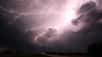 Vingt-quatre heures d'observation de la foudre au-dessus des États-Unis par le satellite GOES-17, de la NOAA, début mai 2018. Les images montrent la progression rapide de fronts orageux de l'ouest vers l'est. Ces phénomènes doivent être suivis pour améliorer les prévisions météorologiques mais aussi pour être étudiés car ils posent toujours quelques énigmes.