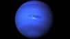 Elle est bleue comme la Terre mais ce n'est pas à cause de l'eau. Elle est géante, elles très loin, installée juste avant la ceinture de Kuiper, un autre monde. Découvrons Neptune, visitée une seule fois, par Voyage-2, en 1989, et que l'on connaît si mal. Tout juste sait-on qu'en son cœur, peut-être, il pleut des diamants…