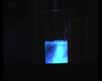 Réaction du luminol avec l’eau oxygénée en présence de ferricyanure de potassium (catalyseur). © P. Lepeut