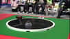 Le sumo, ce sport de lutte japonais ancestral, se pratique également chez les robots ! Dans cette vidéo, de petits robots autonomes s’affrontent en alternant astucieusement les stratégies de combat, la vitesse extrême ou une savante lenteur.