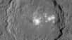 Partez en vidéo à la rencontre de Cérès, une planète naine évoluant dans la ceinture principale d’astéroïdes. Survolée par Dawn depuis quelque temps, elle arbore d’étranges taches lumineuses que les scientifiques ont bien du mal à interpréter.