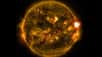 Le satellite d'observation solaire SDO a filmé durant plusieurs heures le 2 avril 2014 une éruption d'intensité M6.5, c'est-à-dire plutôt modeste. Les couleurs jaune et rouge sont fausses, correspondant en fait à deux bandes dans l'ultraviolet. Les arches et les jets s'étendent sur des centaines de milliers de kilomètres. © Nasa, SDO, Goddard Space Flight Center