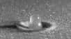 Munis d'une caméra à haute vitesse, des chimistes ont filmé la chute de gouttes d’eau sur du sable. Découvrez en vidéo comment l'eau tombant à différentes vitesses forme des impacts à la morphologie surprenante. Les traces ressemblent en effet énormément à celles laissées par des météorites sur la surface terrestre.