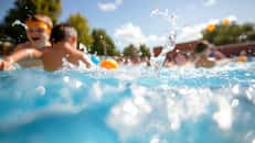 Otites, diarrhées, irritations : pourquoi les piscines publiques peuvent devenir un cauchemar sanitaire. © VirtuLens, Adobe Stock.