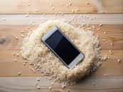 Il existe des méthodes plus efficace que le riz pour sauver un téléphone qui aurait fait un plongeon. © Adisorn, Adobe Stock.