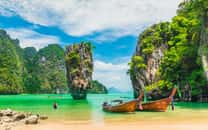 Partir en Thïlande pour découvrir des paysages naturels époustouflants dans la baie de Phang-Nga. © day2505, Adobe.