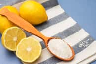 À l'état naturel, l'acide citrique se retrouve dans les agrumes, notamment dans le citron. ©andiafaith, Adobe Stock