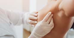 La palpation des seins est un élément clé du dépistage du cancer du sein. © romaset, Adobe Stock