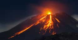 Les volcans résultent de la remontée de magma depuis la base de la lithosphère et de la surpression dans les réservoirs magmatiques © ftomarchio, Adobe Stock